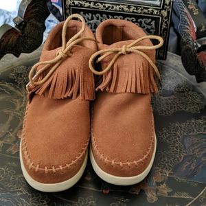 Fringed moccasins size 6